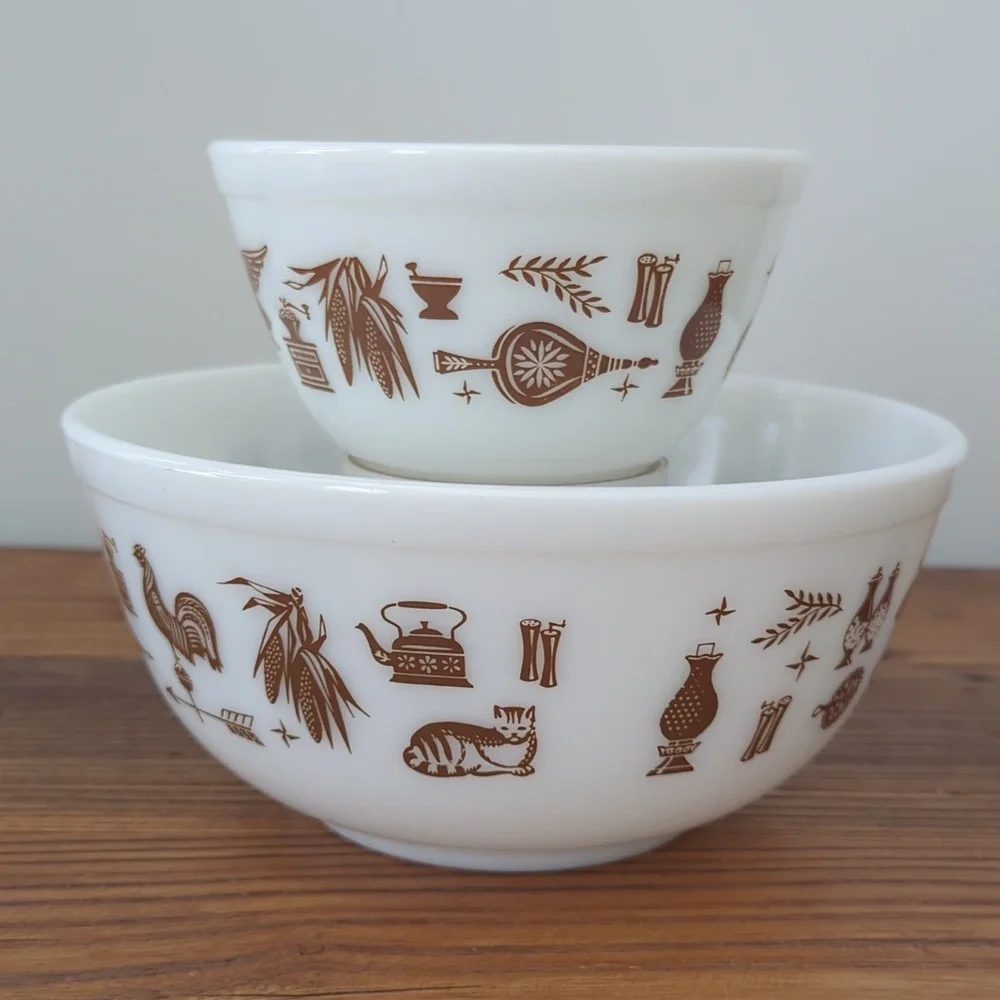 Vintage Pyrex Early American Mixing Bowl Set (2) 2.5 Qt #403 & 1.5 Pt #401 - Picture 9 of 13